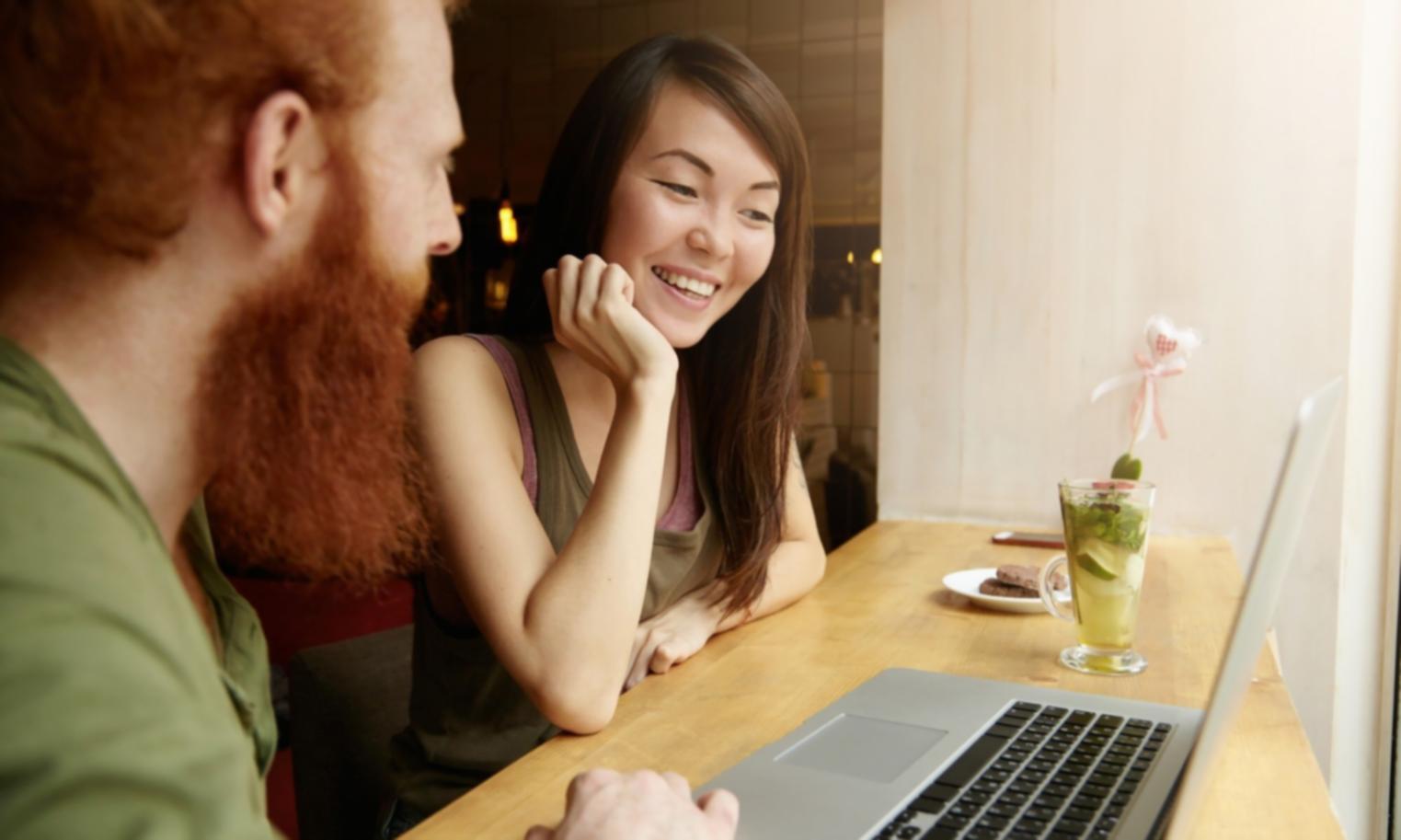 Finanzanalyse am Arbeitsplatz mit Dokumenten und Laptop