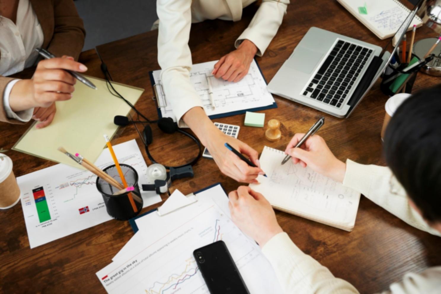Finanzplanung Arbeitsplatz mit Dokumenten und Laptop